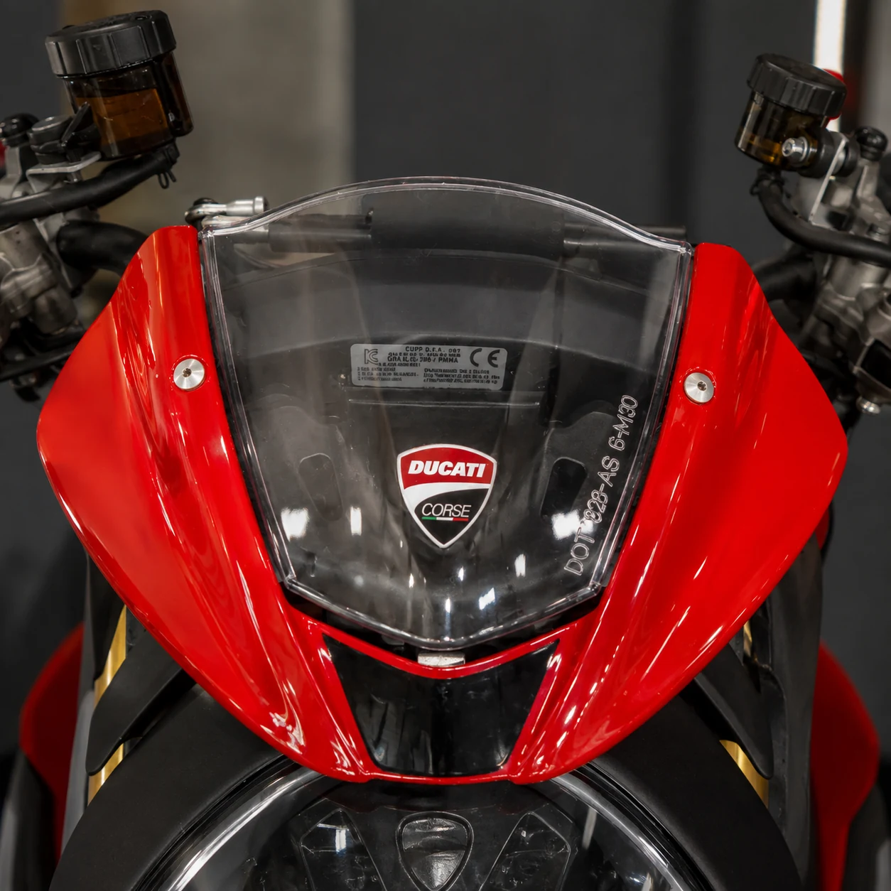 Dettaglio frontale di una Ducati Corse rossa