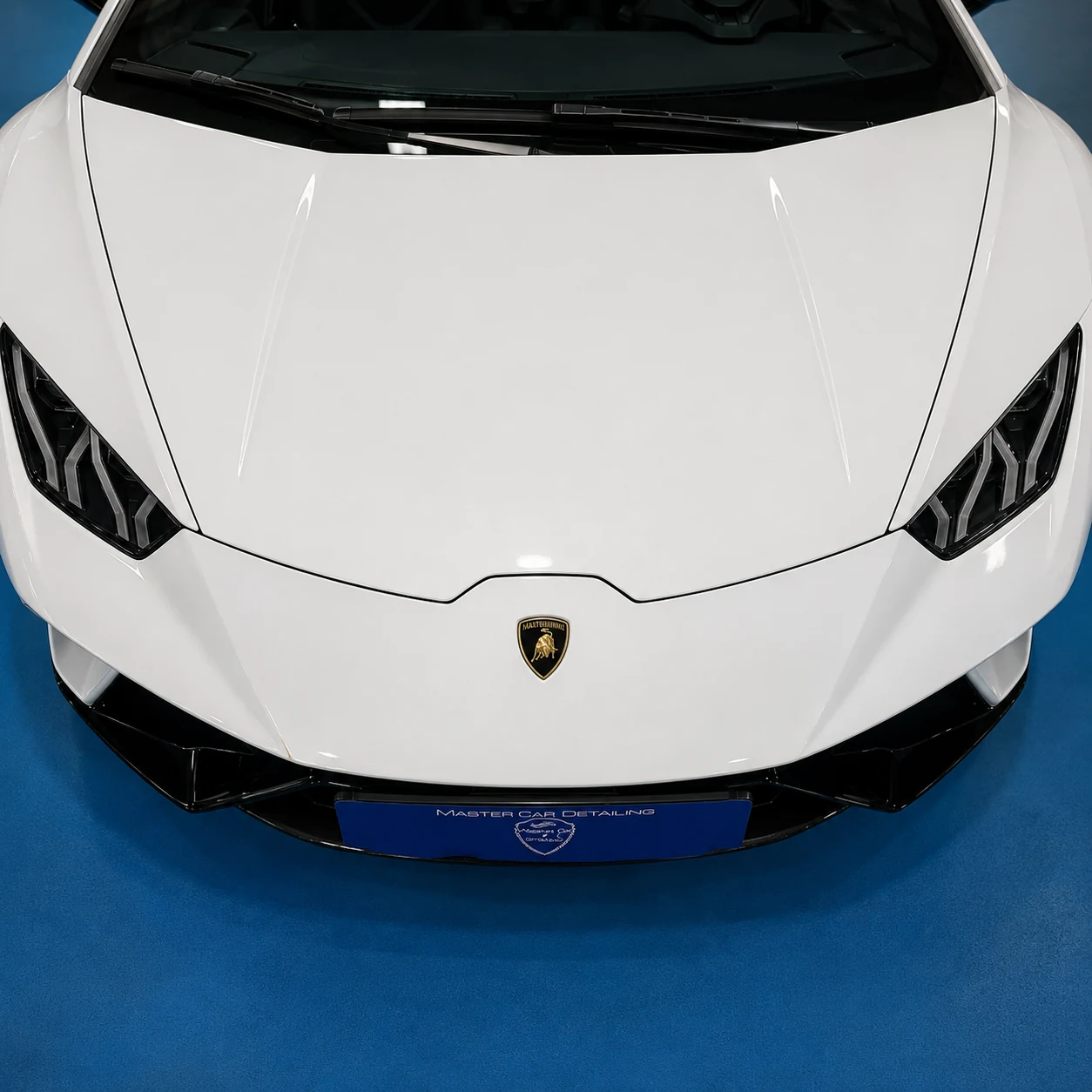 Dettaglio frontale di una Lamborghini bianca